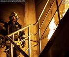 Πυροσβέστης σε μια φλεγόμενη σκάλα